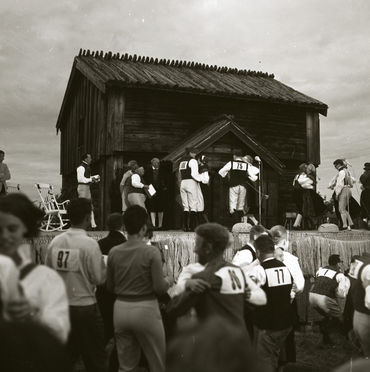 En danstävling utspelar sig under landskapsleken i Järvsö, 10 juli 1965.