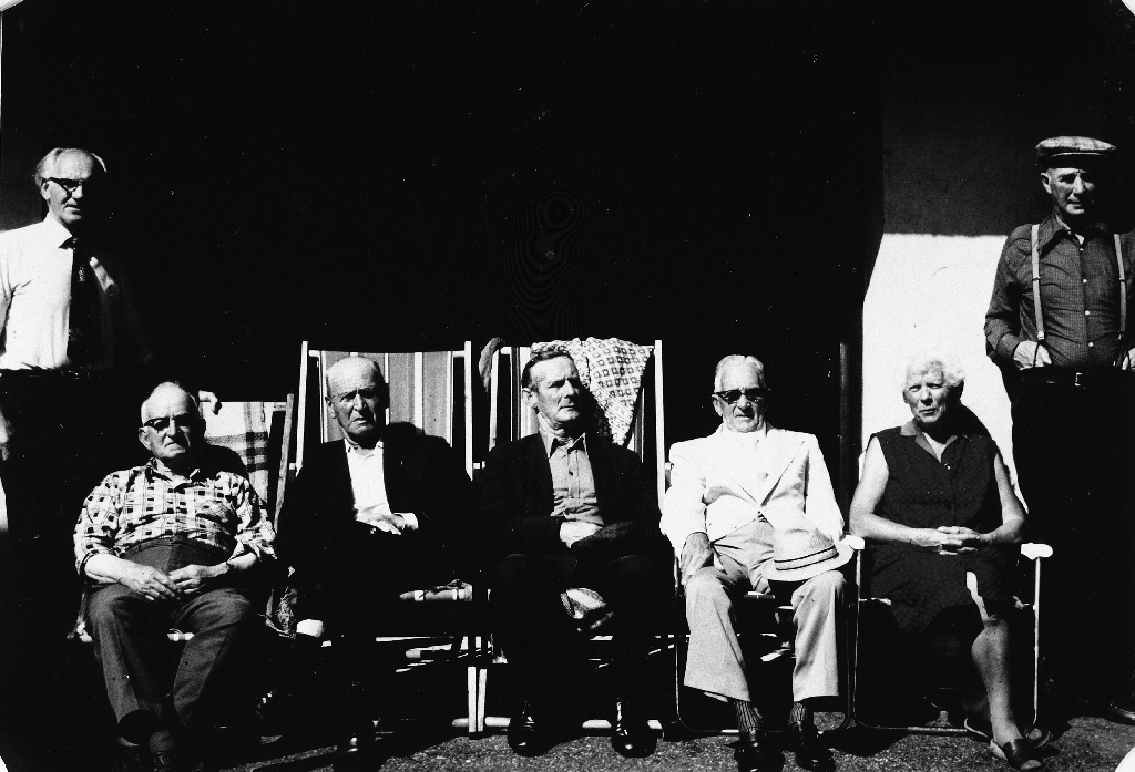 Treff hos Lars Fykse. F. v. : Magnus Espeland ( 1903 - 1990), Lars Fykse (1904 - ), Andreas Eide (1896 - 1981), Alf Idland (1906 - 1985), Carl Aspeland (1906 - ), Bergliot Kverneland (1906 - ) og Nils Eide (1900 - )