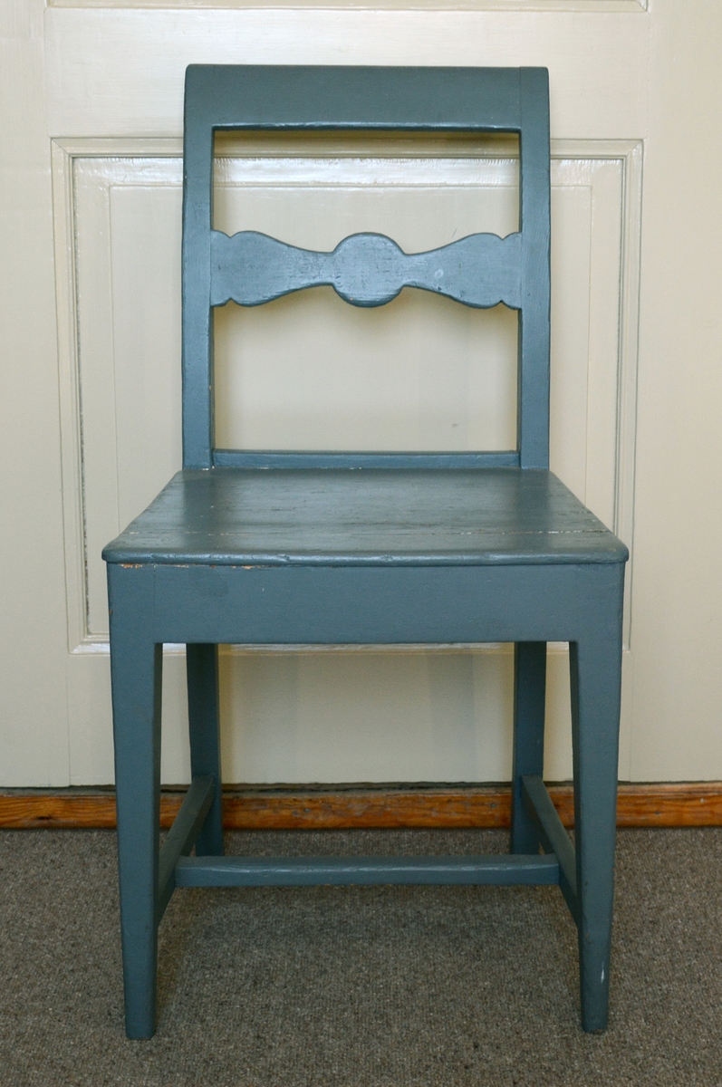 Stol. Fra protokollen: Kjøkkenstol av furu, sein bondeempire type. Dekorativt utformet ryggsprosse med sirkel i midten, malt gråblå.