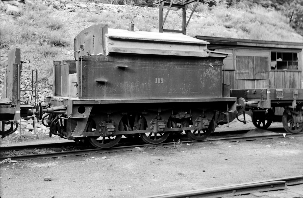Tenderen fra damplokomotiv type 16a nr. 109 i Lodalen i Oslo.
