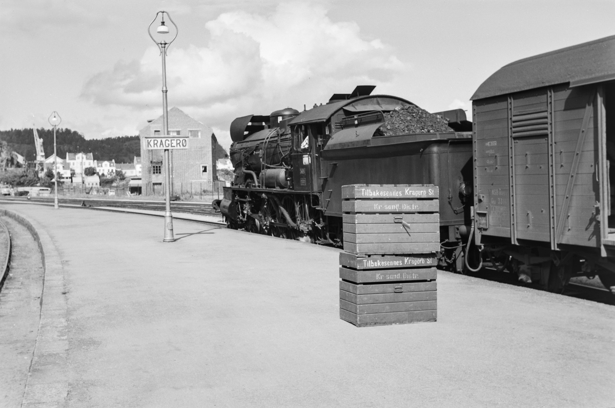 Damplokomotiv type 30b nr. 368 på Kragerø stasjon med tog til Neslandsvatn.