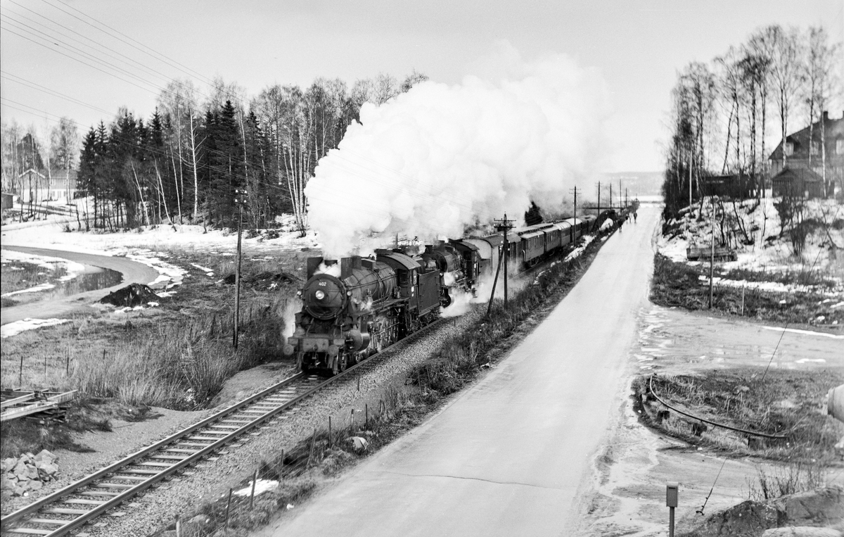 Persontog 307 fra Oslo Ø til Otta ved Nordvika, Hamar. Toget trekkes av damlokomotiv type 31b nr. 402 og 30b 346. Toget er forsterket med ekstra forspannlokomotiv og flere personvogner pga. påsketrafikken.