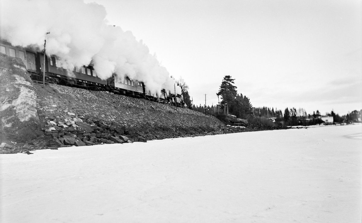 Ekstra påsketog fra Dovrebanen, tog 7326, ved Furuberget mellom Jessnes og Hamar. Toget trekkes av damplokomotiv type 30b nr. 353 og 31b nr. 401.