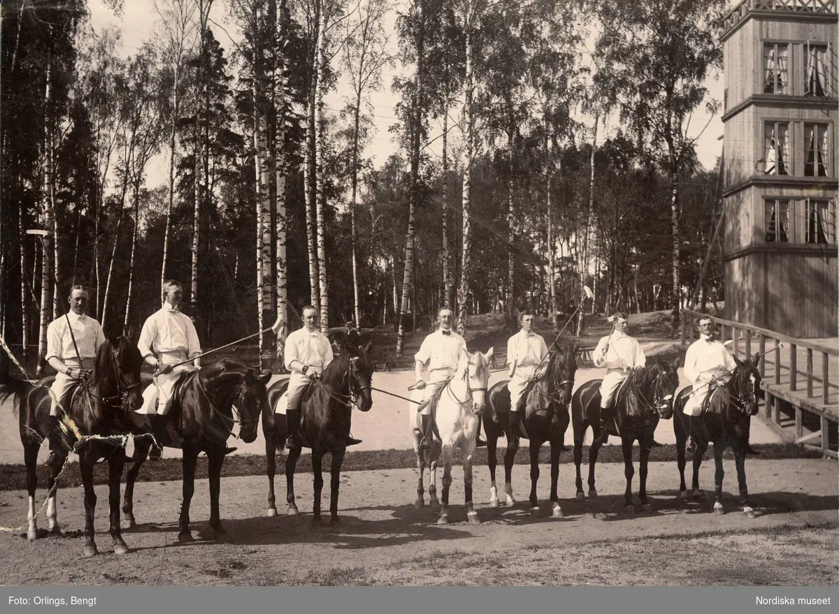 Hästpolo. Ett pololag bestående av bland andra Nils Rudebeck (andra från vänster), Nils Bonde (tredje från vänster) och Carl Bonde (fjärde från vänster) står uppställt på Järva (möjligen vid Ulriksdal).
