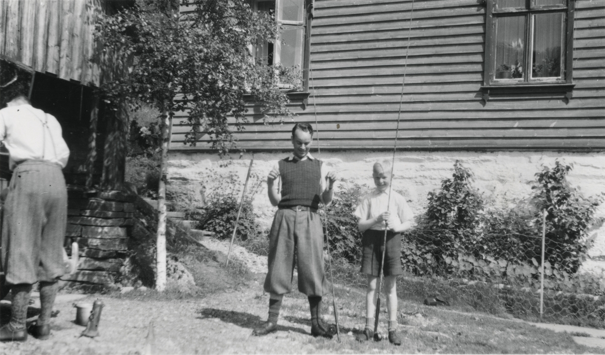 Einar Huser og ung gutt klare for fisketur. Ukjent sted og år.