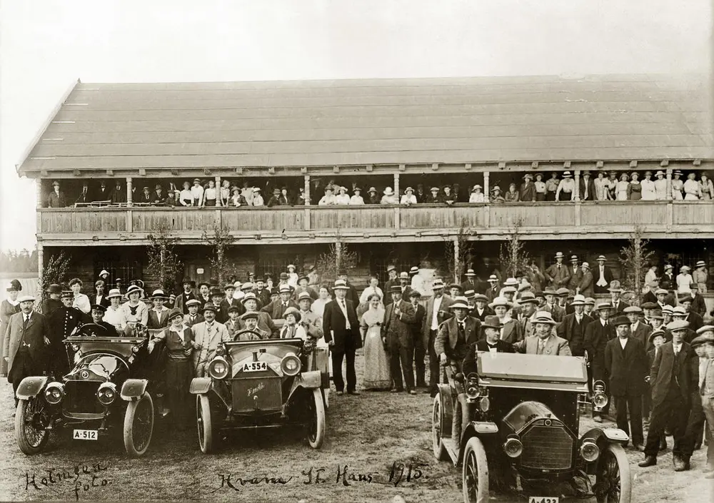 Samling foran den nyrestaurerte Svalgangsbygningen St.Hans 1915.