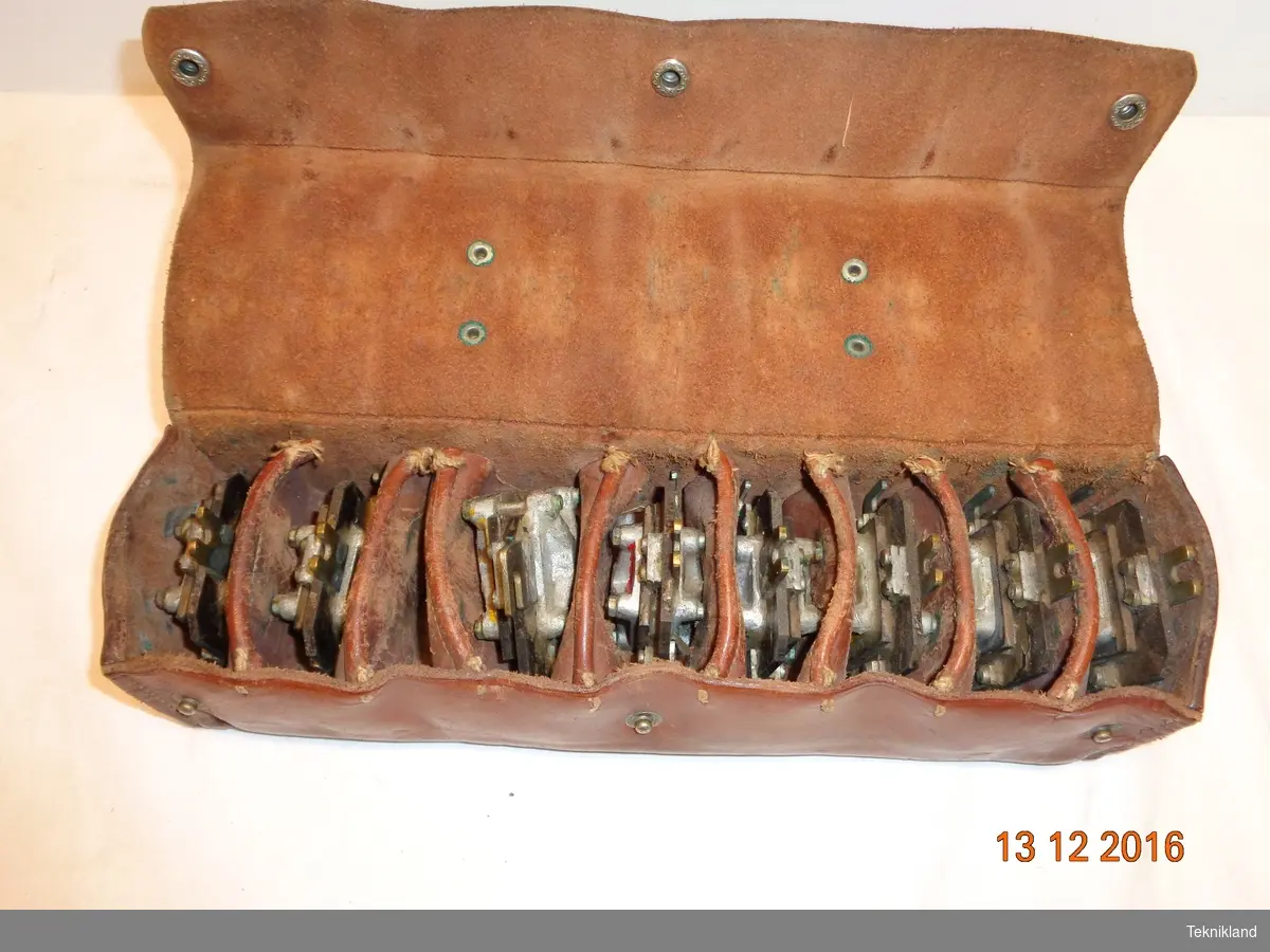 Kondensatorenheter i väska.
9 st kondensatorer, märkt: 1 W.
Väska av läder till kondensatorer, märkt: 1 W