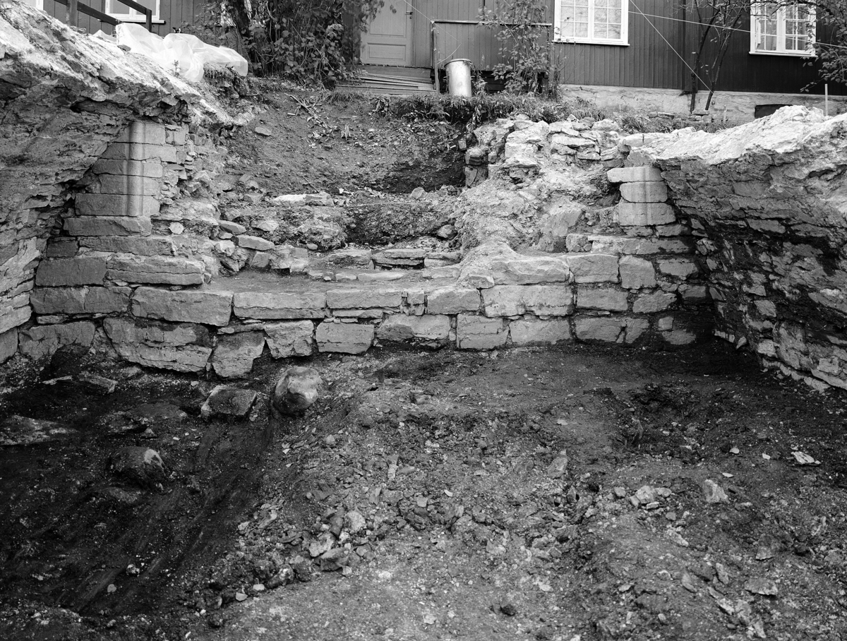 Arkeologiske undersøkelser i kjellerruin vest for drengestua 1986-1989. Østre del av den eldste kjelleren under utgravning 1988.