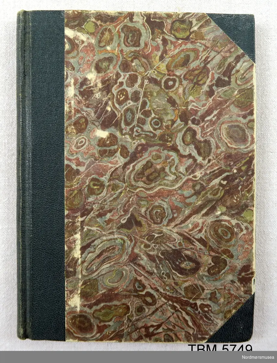 Bok med marmorert omslag og grøn sjirtingrygg.
176 sider.
Fint Ex Libris Vonheim Tuberkulosehjem