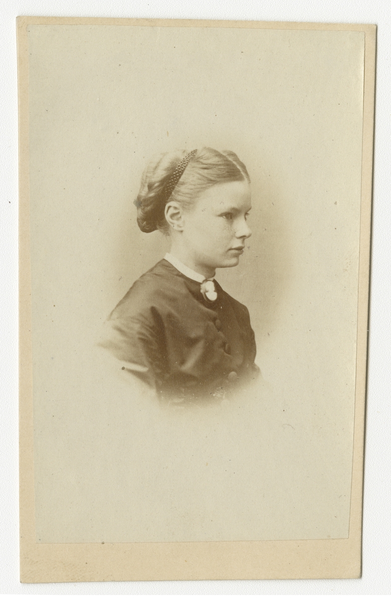 Porträtt av Gertrud Virginia Adelborg.