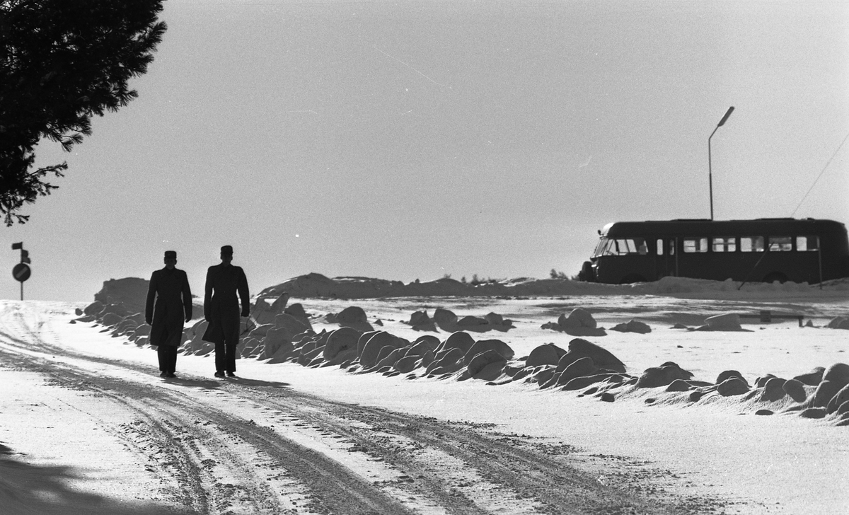 Upplands Regemente I 8 - soldater på väg till bussen mot stan, Uppsala 1962
