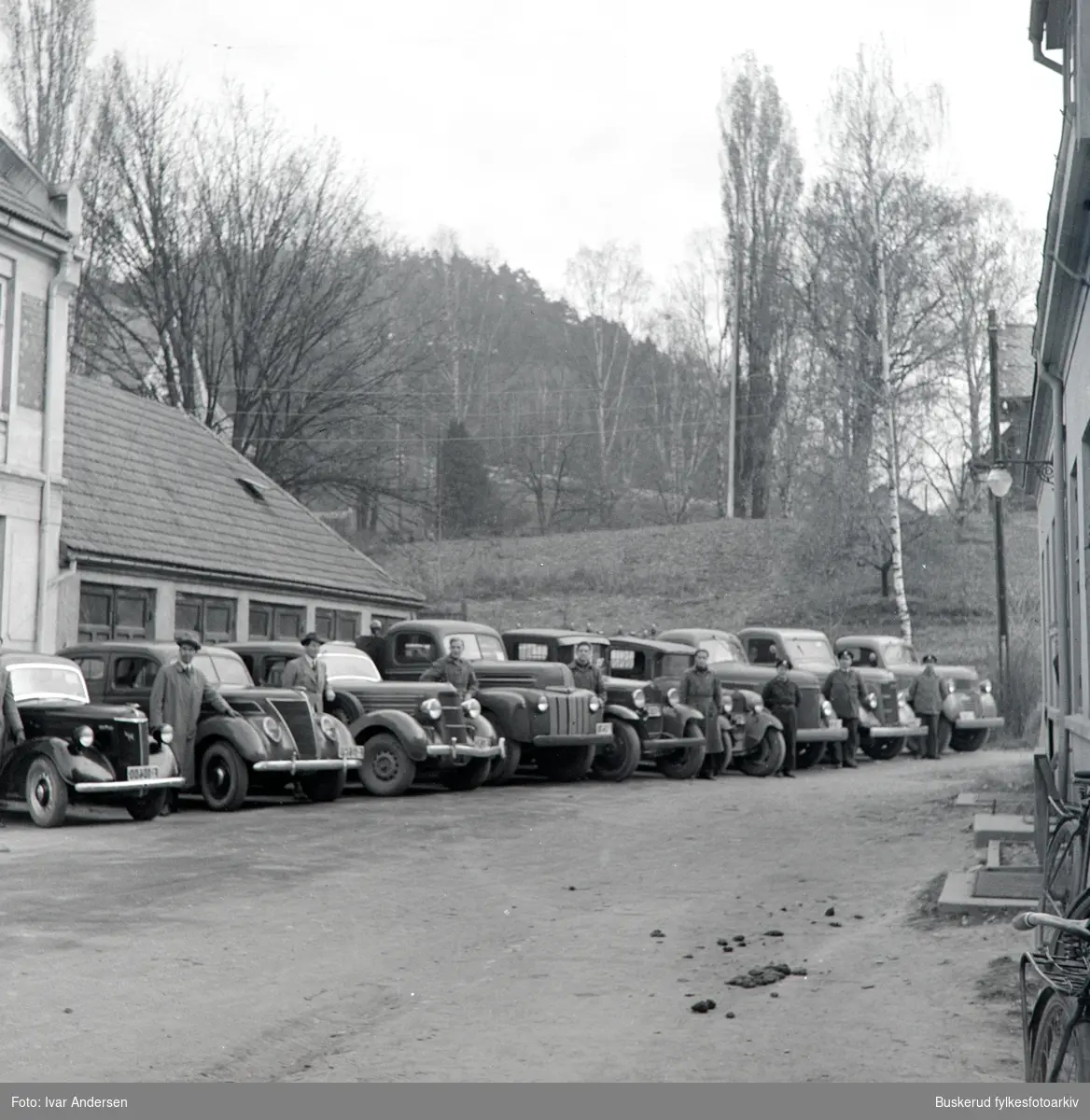 Bilparken ved Skøien kolonial i Hønefoss. Etablert i Hønefoss i 1923
