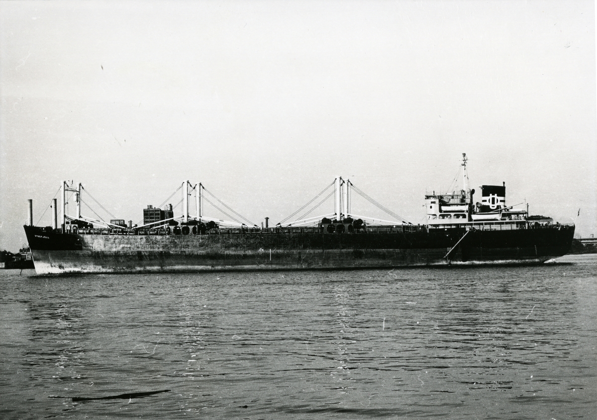 M/S 'Etnefjell' (b.1950) for anker i ukjent havn