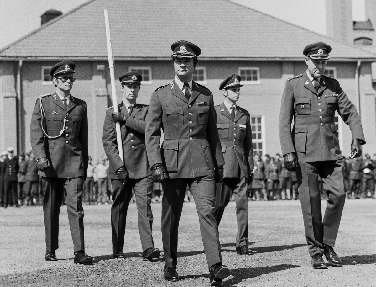 Regementet inspekteras av HM Konungen. Vid sidan av HM går regementschefen Öv1. Stenqvist.
Bakom: adjutant, kn Claes Norberg och mj Gunnar Dickfelt.