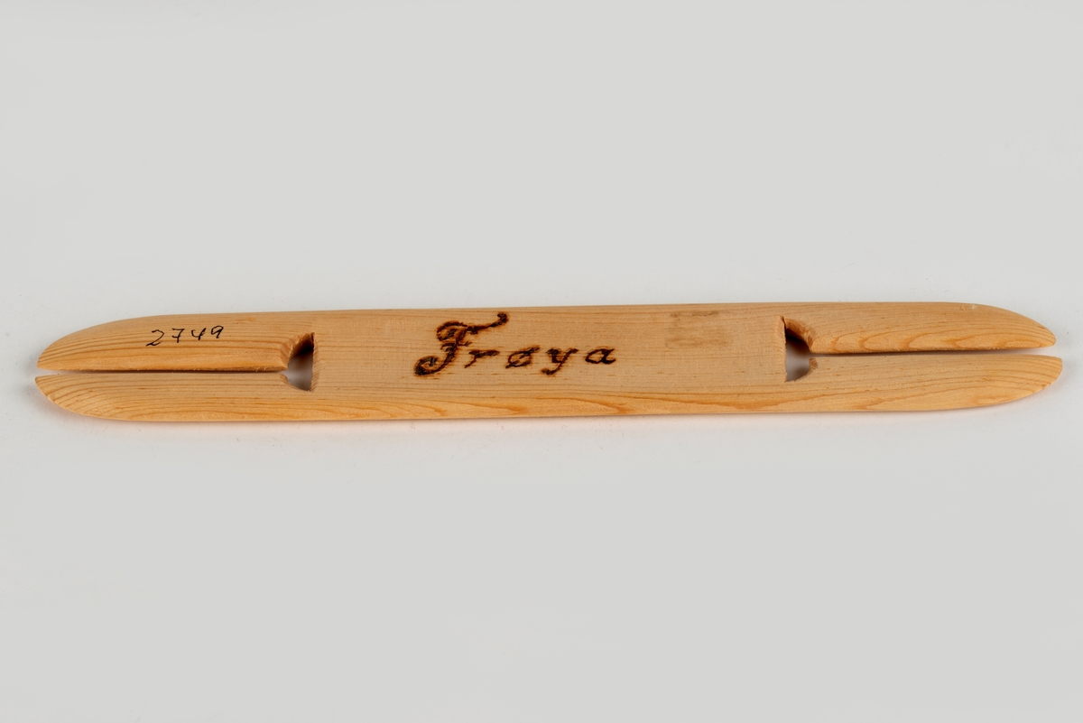 Garnnål i tre med "Frøya"inskripsjon, L:24cm