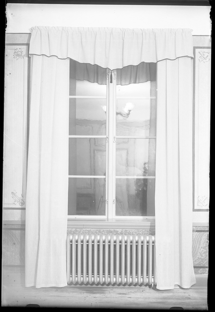 Spaans Blind vertrouwen fontein Ett fönster med en gardin bestående av kappa och längder fotograferat i  samband med Husmodersföreningens julmässa. - Alingsås museum /  DigitaltMuseum