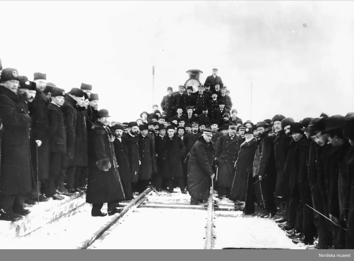 Kommunikation.
Den 15 november 1902 kunde de båda järnvägslinjerna över Kölen, Norrbotten, sammankopplas. Kommunikationsleden från Bottenhavet till Atlantkusten var ett faktum. 
