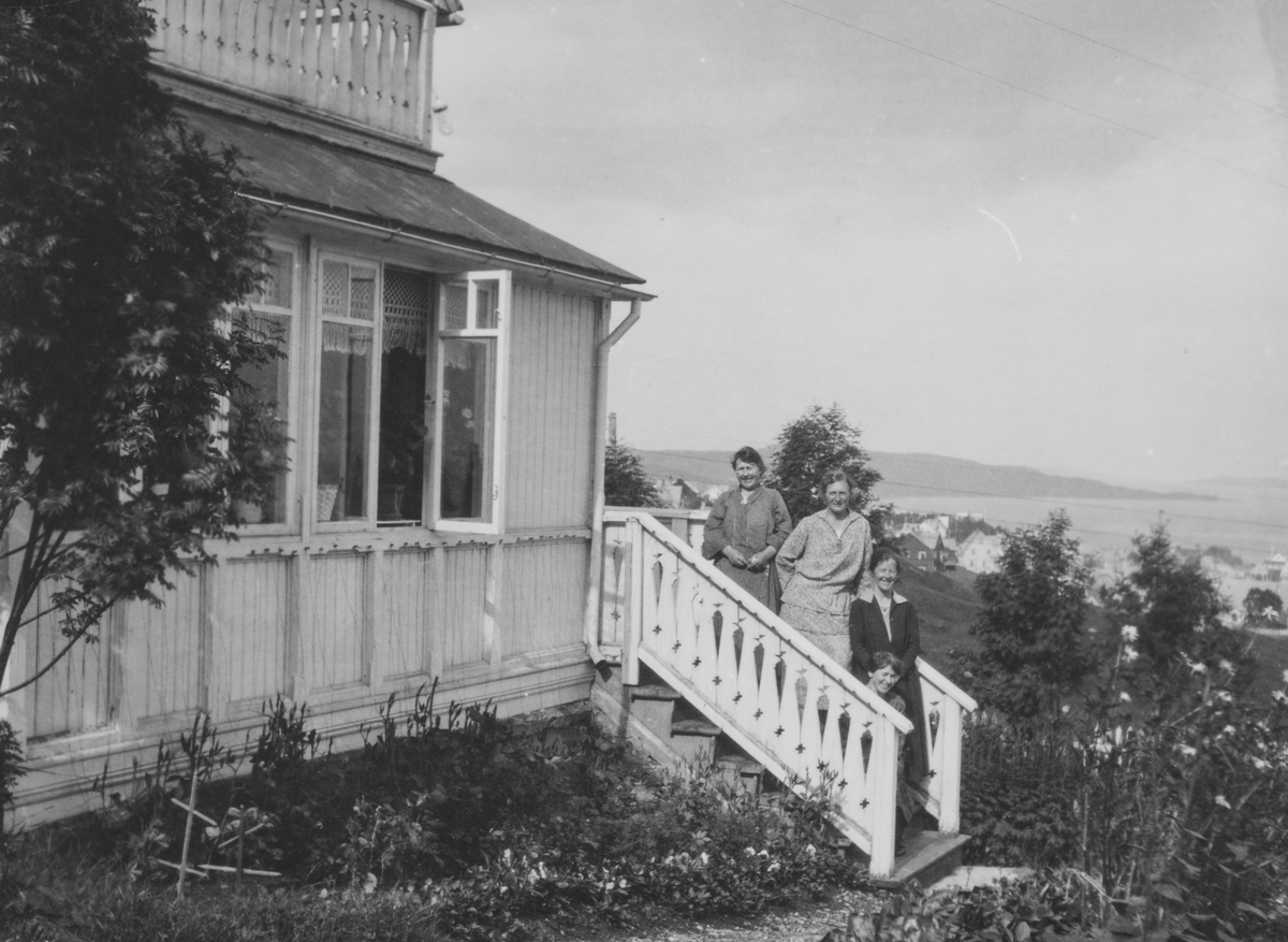 Fire kvinner på trappa utenfor hus på Gullhaugen.