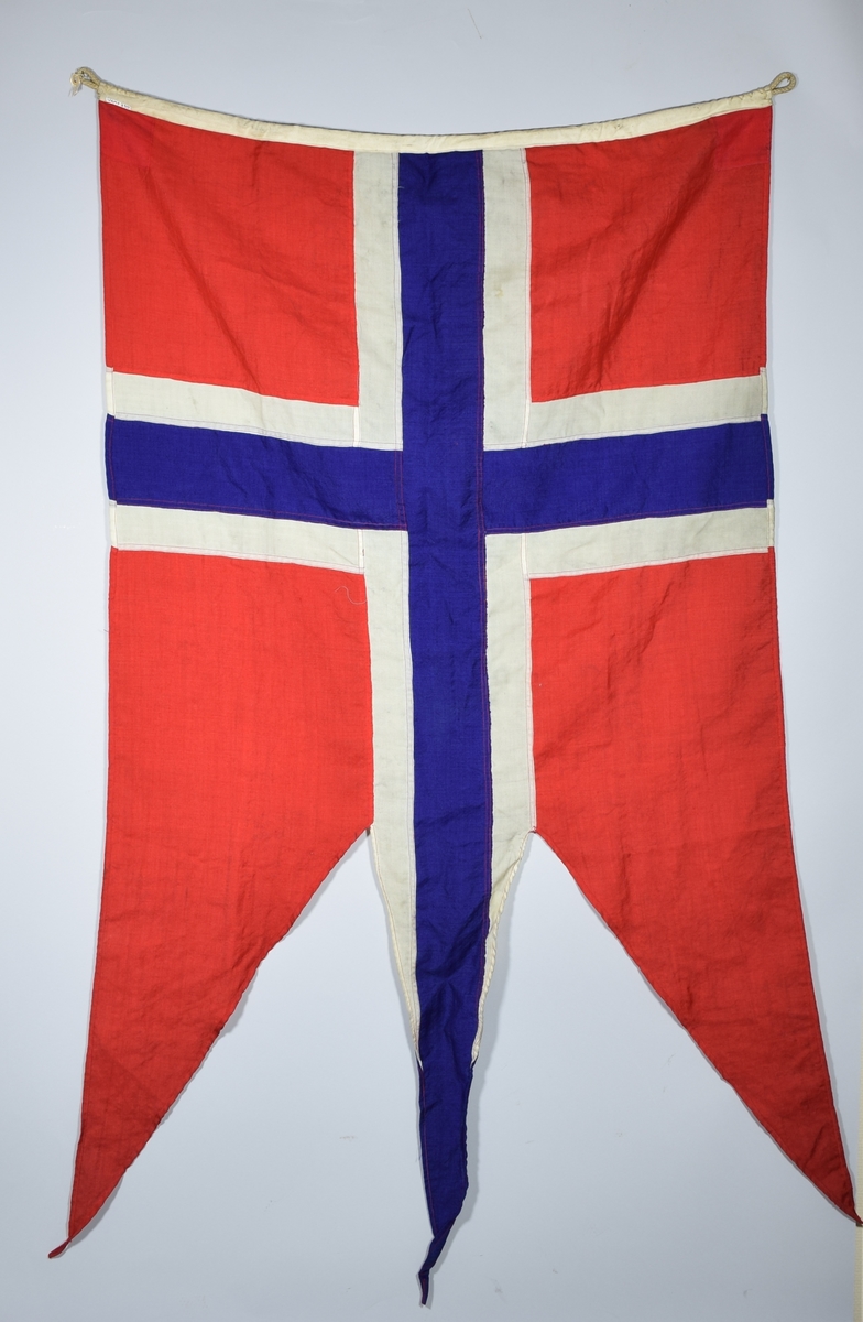 Stort norsk orlogsflagg fra den norske ubåten "Ula".