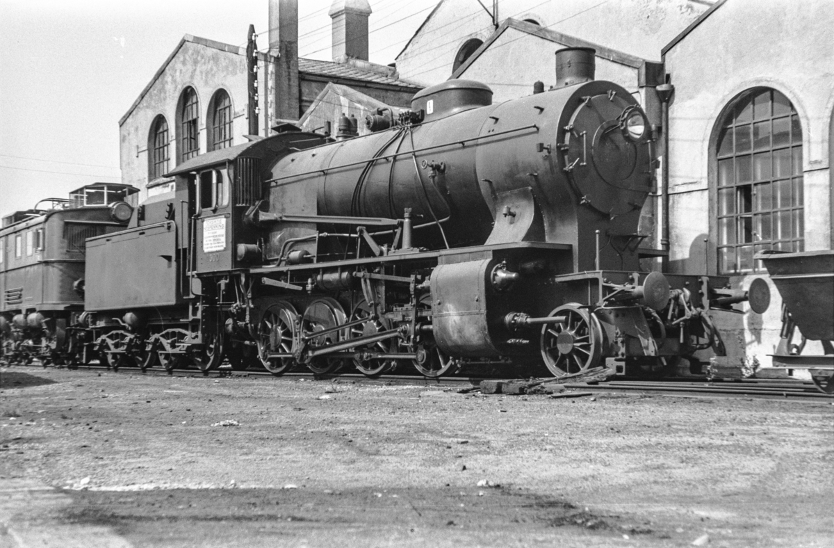 Damplokomotiv type 33a nr. 300 ved lokomotivstallen på Bergen stasjon.