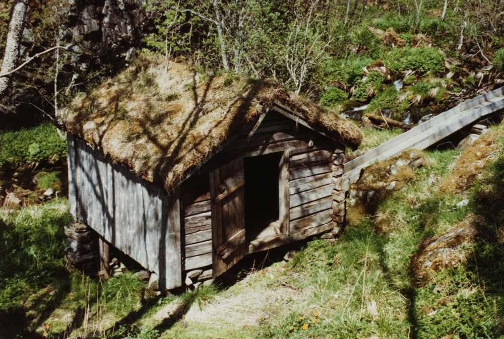 Leirfjord, Meisfjord. Kvernhuset var i bruk frem til og under 2. verdenskrig (nå museum)
Bildet er brukt i Leirfjordkalenderen - forside 1988 og 1995
