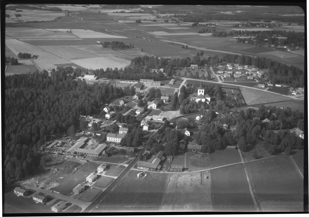Flygfoto över Västerfärnebo, med Västerfärnebo kyrka.