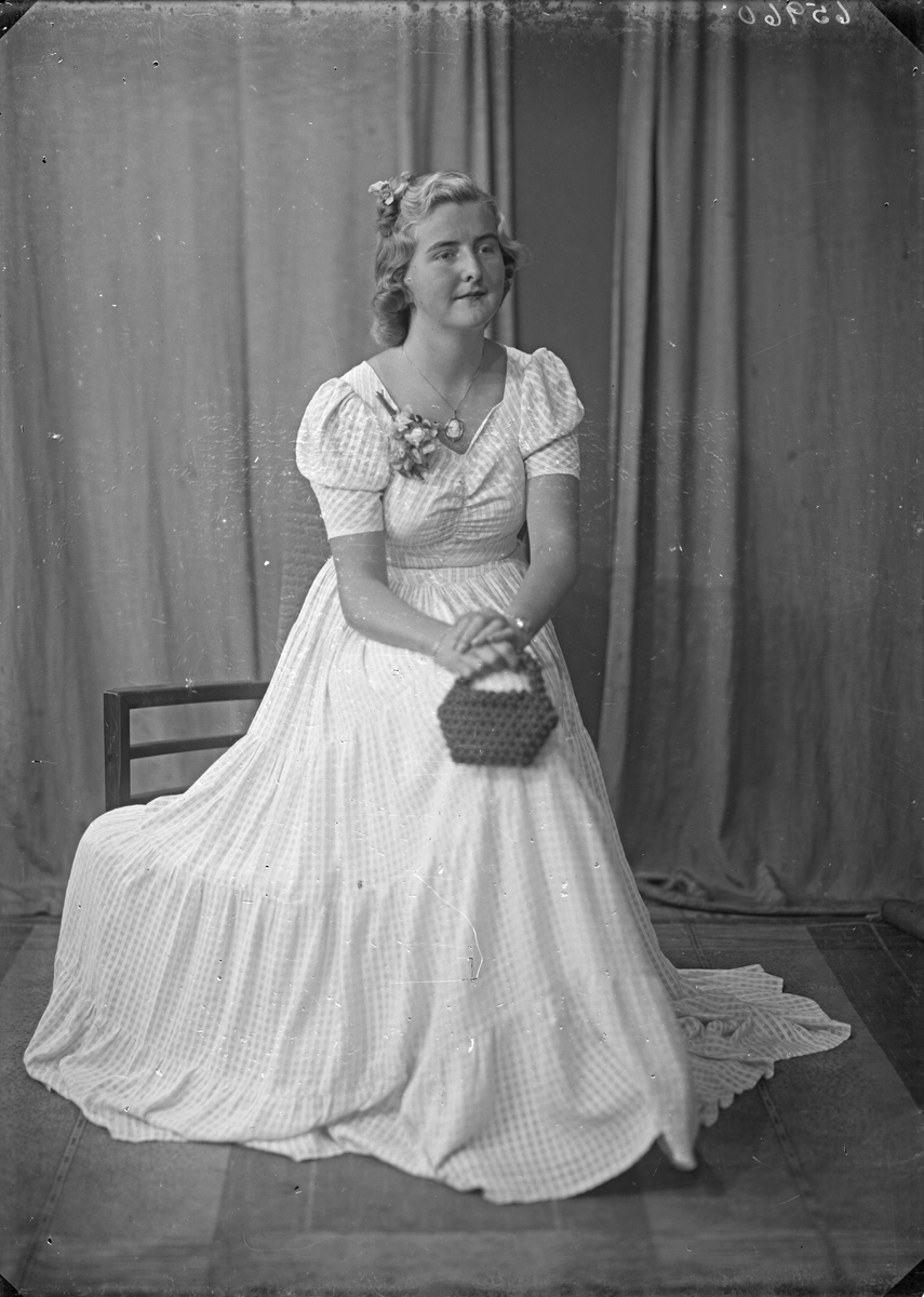 Portrett. Ung kvinne i lys smårutet kjole. Konfimant. Bestilt av Frk. Ingebjørg Velde. Haraldsgt.