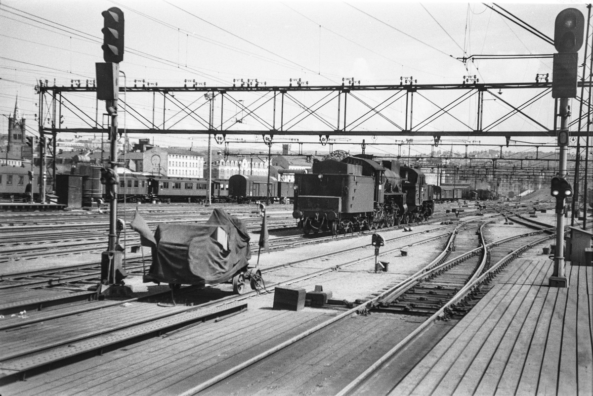 Damplokomotiv type 31b nr. 446 og type 32a nr. 283 på Oslo Østbanestasjon.
