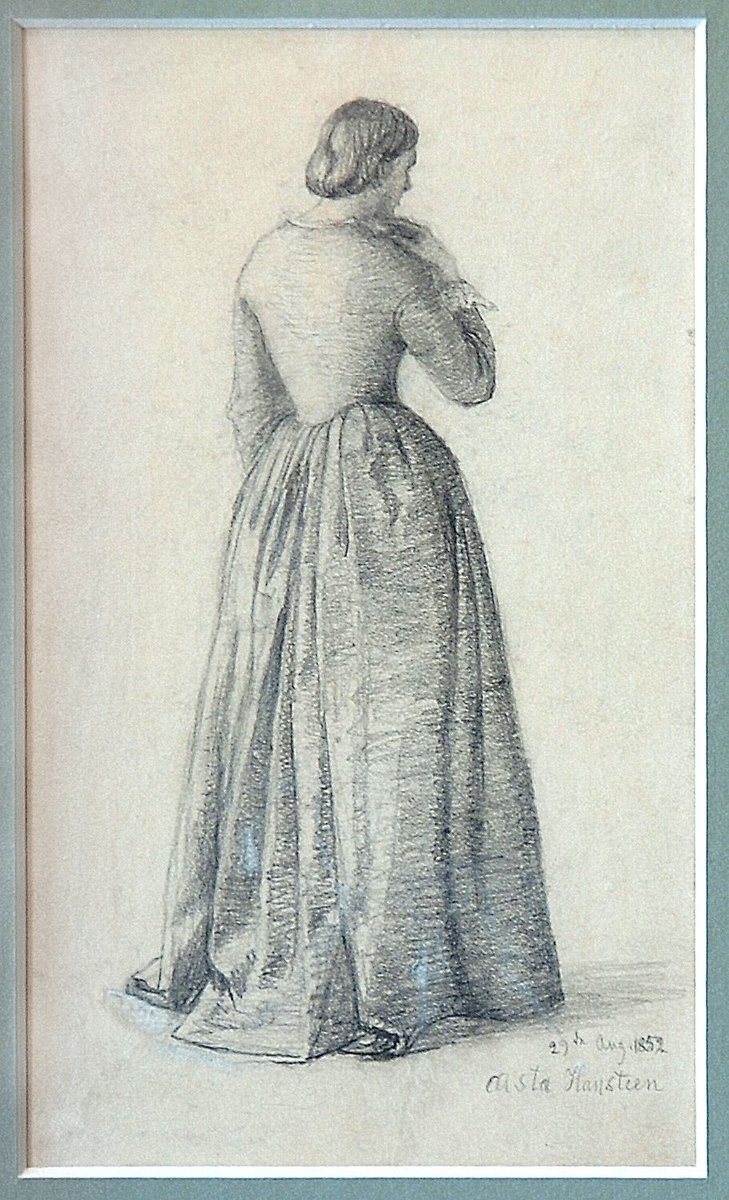 Kvinne i kjole sett bakfra