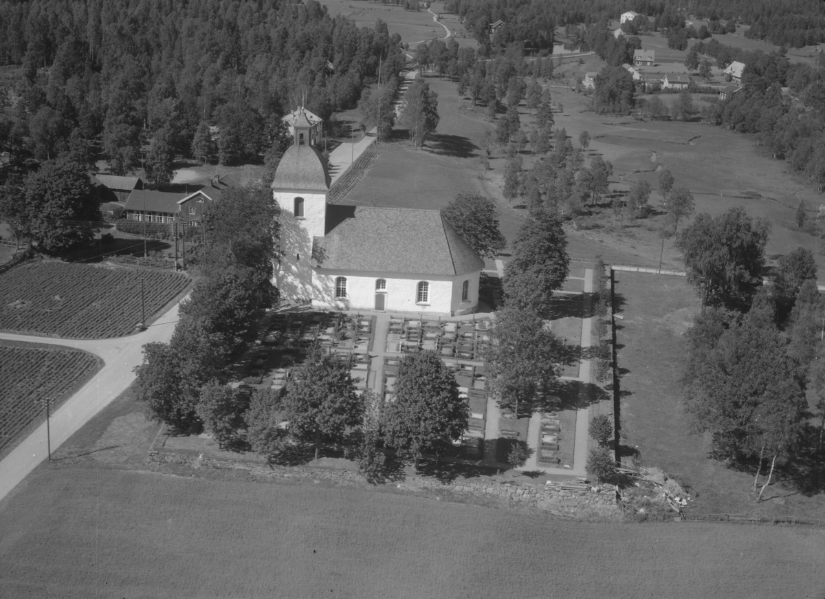 Flygfoto över Gällaryds kyrka i Värnamo Kommun. Nr K 131