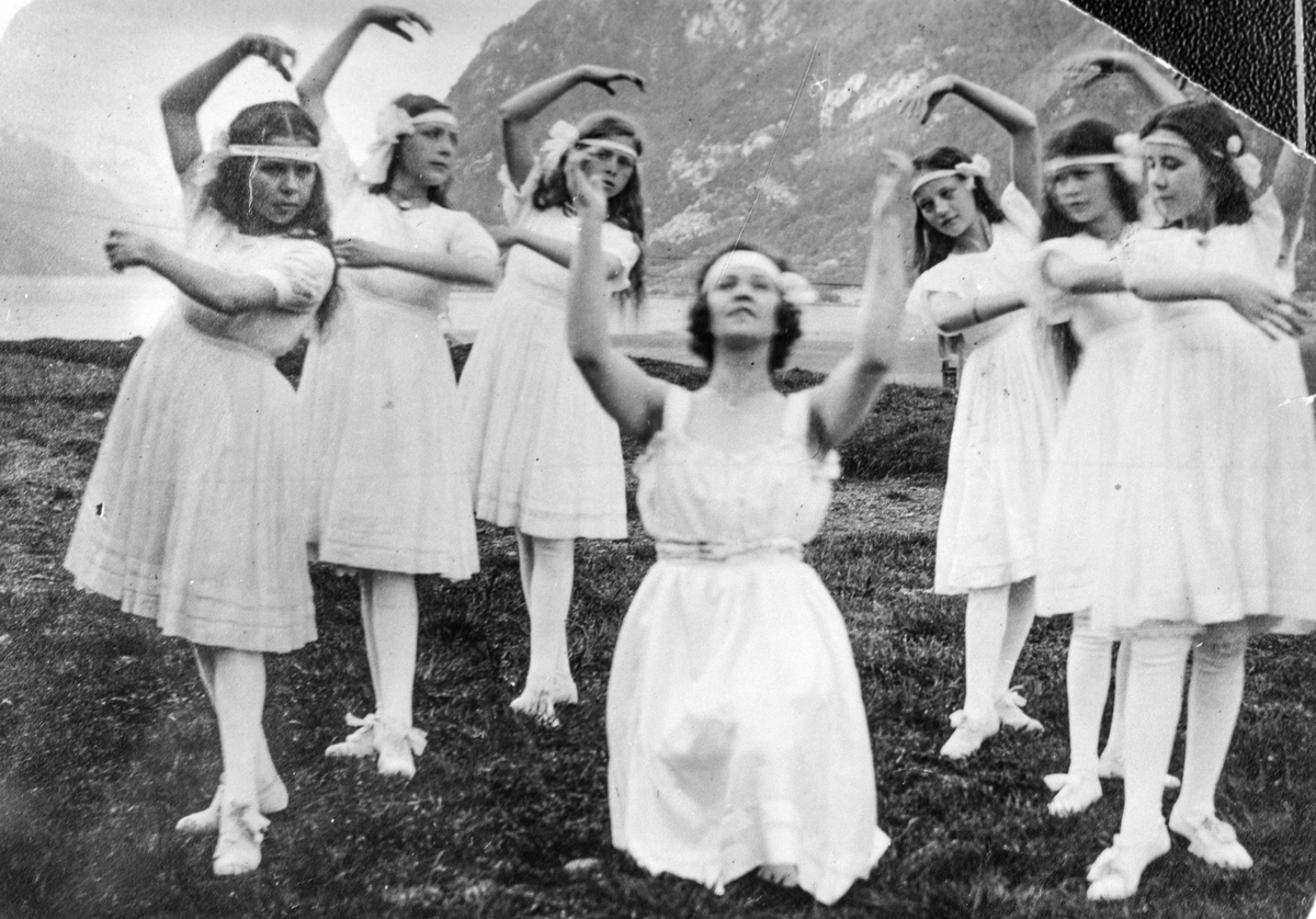 Hølmo Hansens ballettgruppe i 1920.