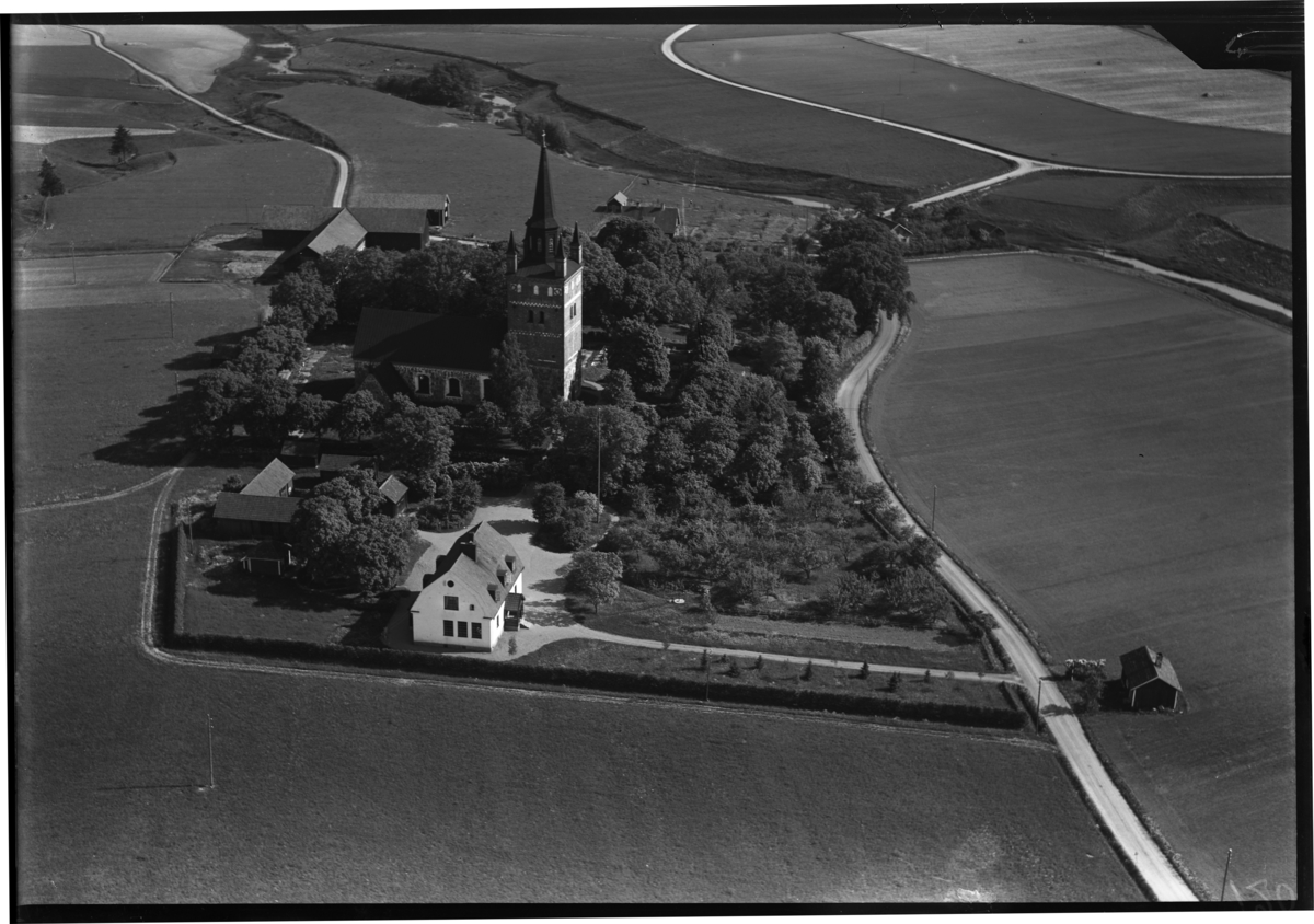 Flygfoto över Björksta kyrka