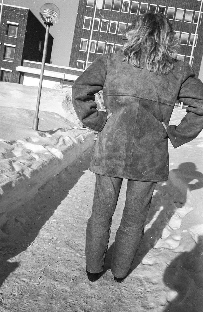 Kvinner i Ski kommune er lavlønte. Kvinne bakfra på vei opp til Ski rådhus.