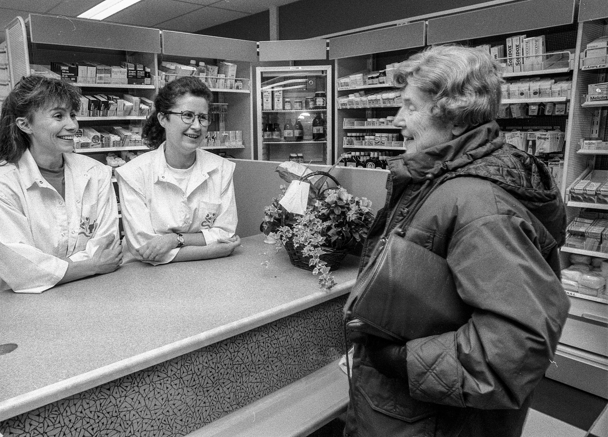 Nytt apotek på Langhus. Fra venstre: Runa Hauge, Torill Rustad Johnsen og kunde Anne Førsund.