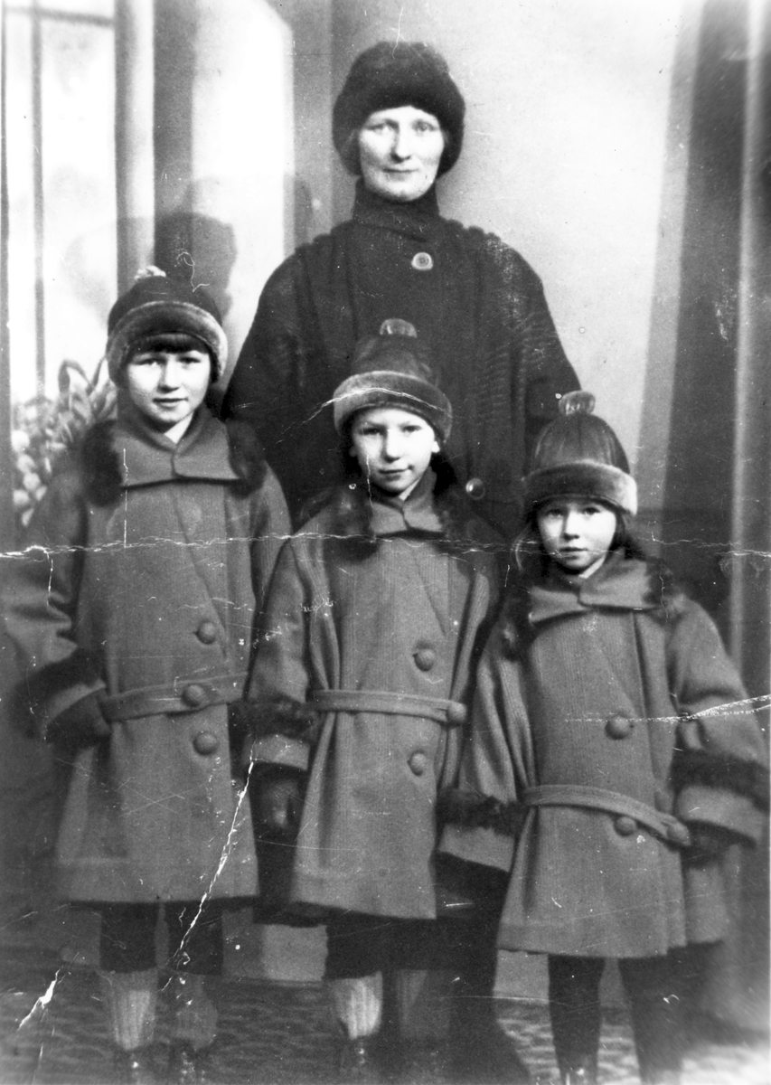 Elvine Eilertsen, Strandby, med sine 3 døtre: Edith, Kitty og Mary