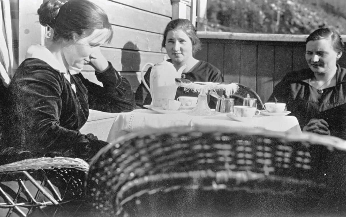 Kvinner med kaffikos på altanen.