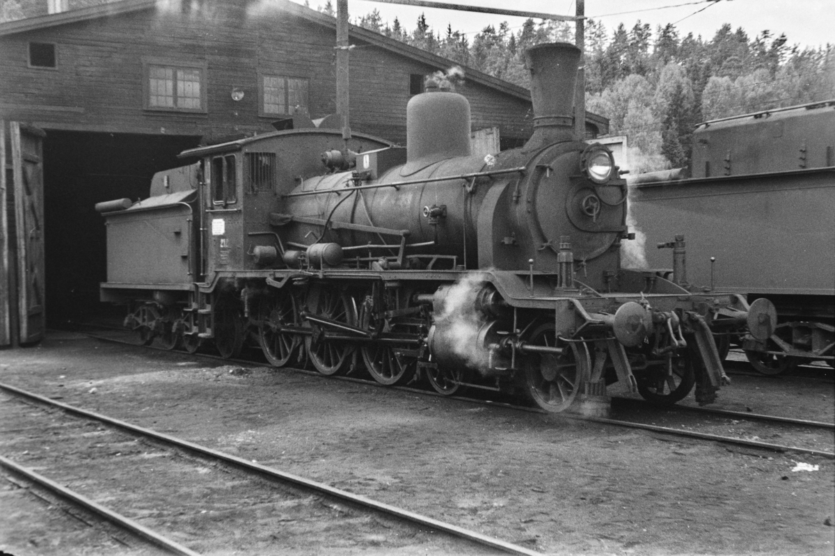 Damplokomotiv type 18c nr. 212 ved lokomotivstallen på Hønefoss stasjon.