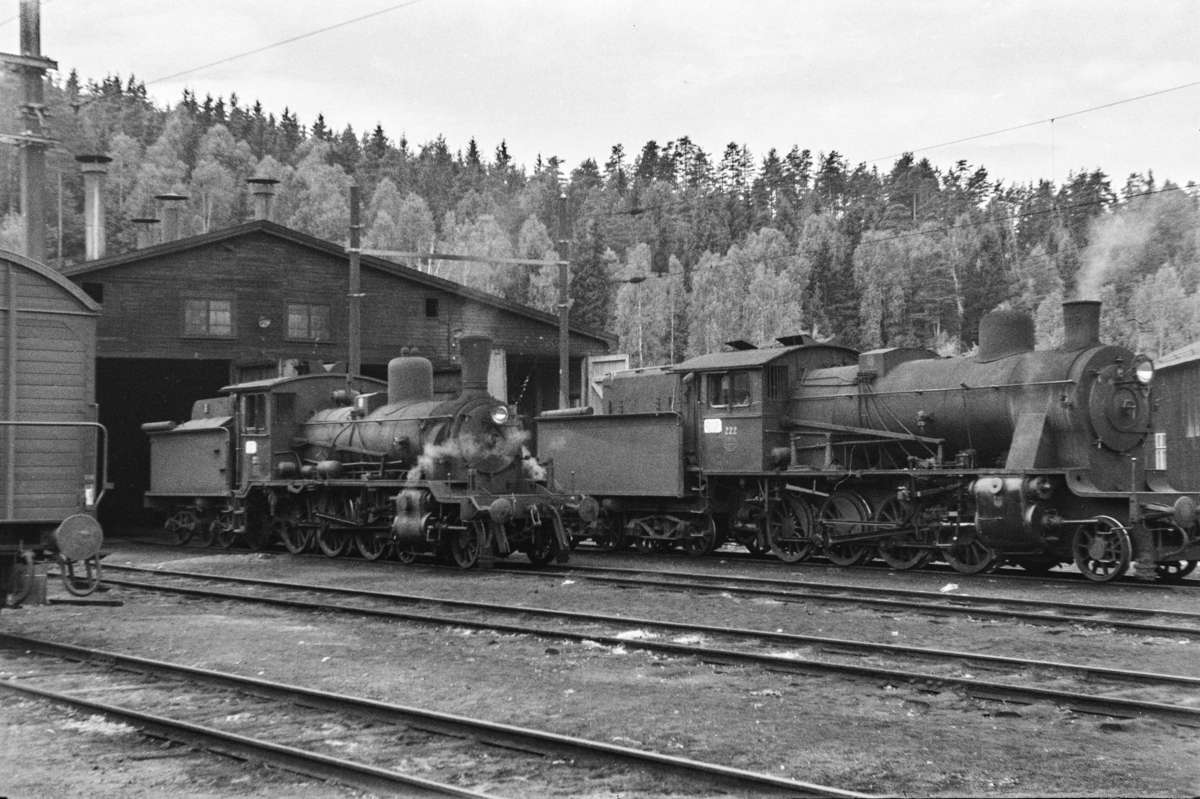 Damplokomotiv type 18c nr. 212 og type 24b nr. 222 ved lokomotivstallen på Hønefoss stasjon.