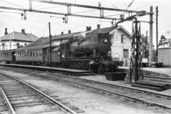 Damplokomotiv type 30a nr. 277 med persontog til Drammen på 