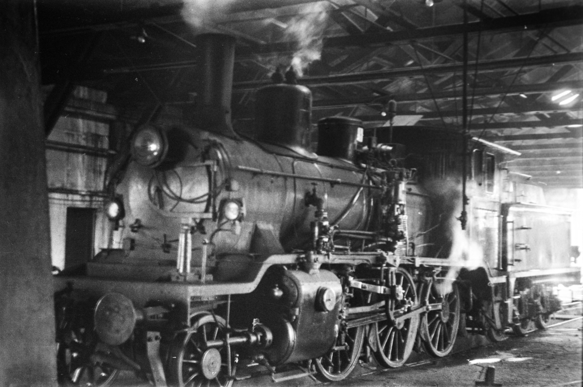 Damplokomotiv type 21c nr. 371 i lokomotivstallen på Lillestrøm stasjon.