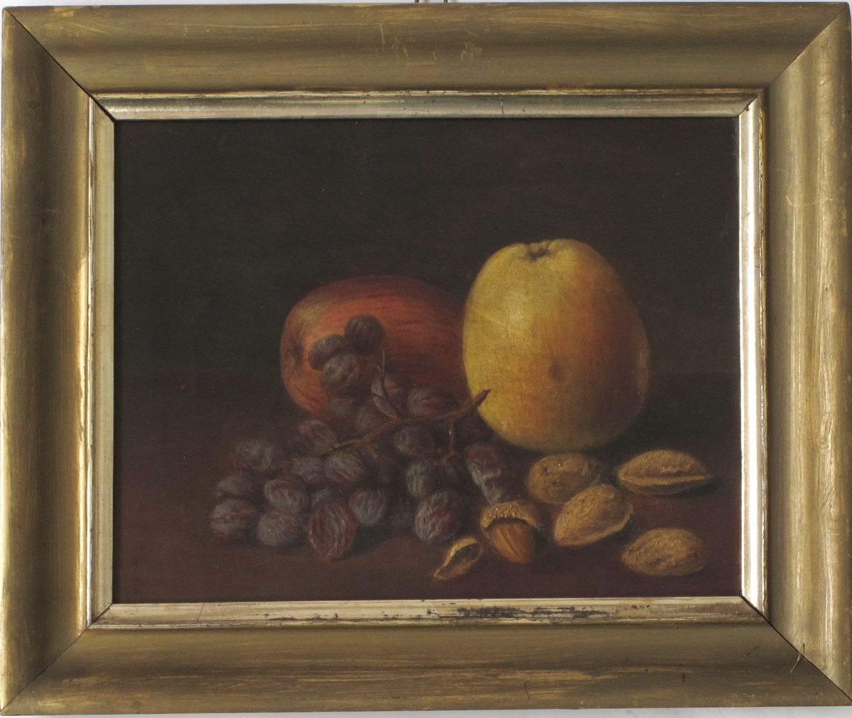 Stilleben, frukt og nøtter. På en brunmalt bordplate ligger 2 epler,en klase rosiner, 5 krakkmandler. Bakgrunn er mørk gråbrun, litt lysere i høyre side.