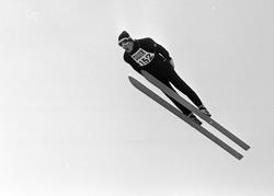 En skihopperi svevet, NM i hopp for junior, Midtstubakken. F