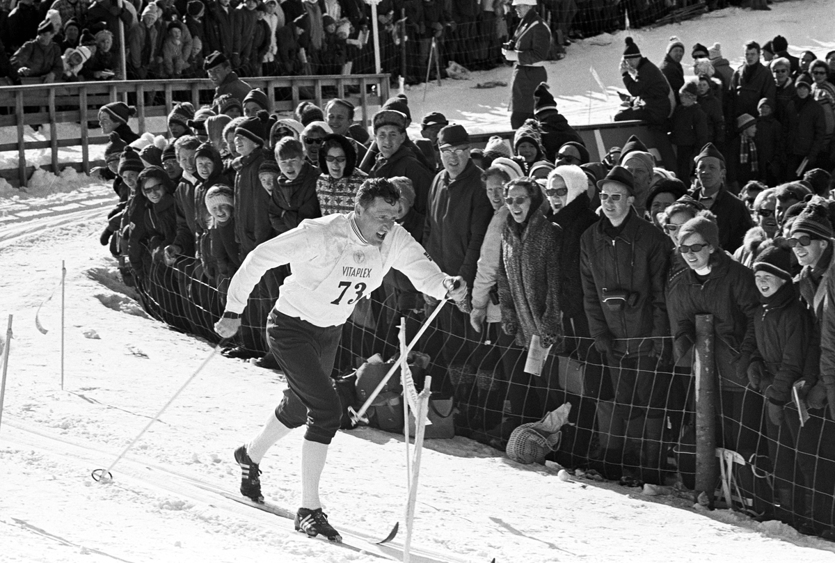 Skiløper Ole Ellefsæter, publikum står langs løypa, 50 km Holmenkollrennet 1969. Fotografert 15. mars 1969.