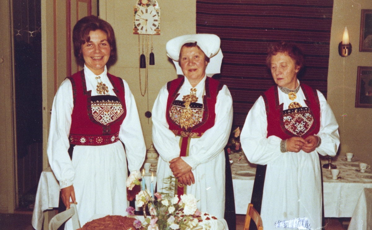 Maria og Sigrid Låte med Margreta Ystanes på Hjøllo.