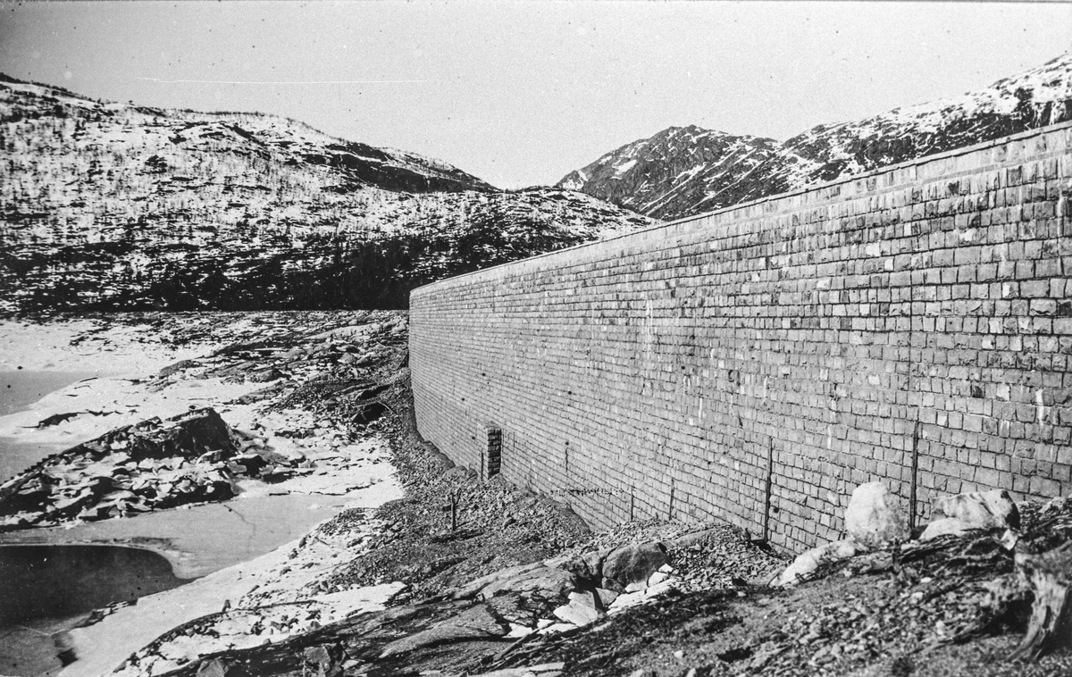 Innsida av Ringedalsdammen, låg vannstand i 1918.