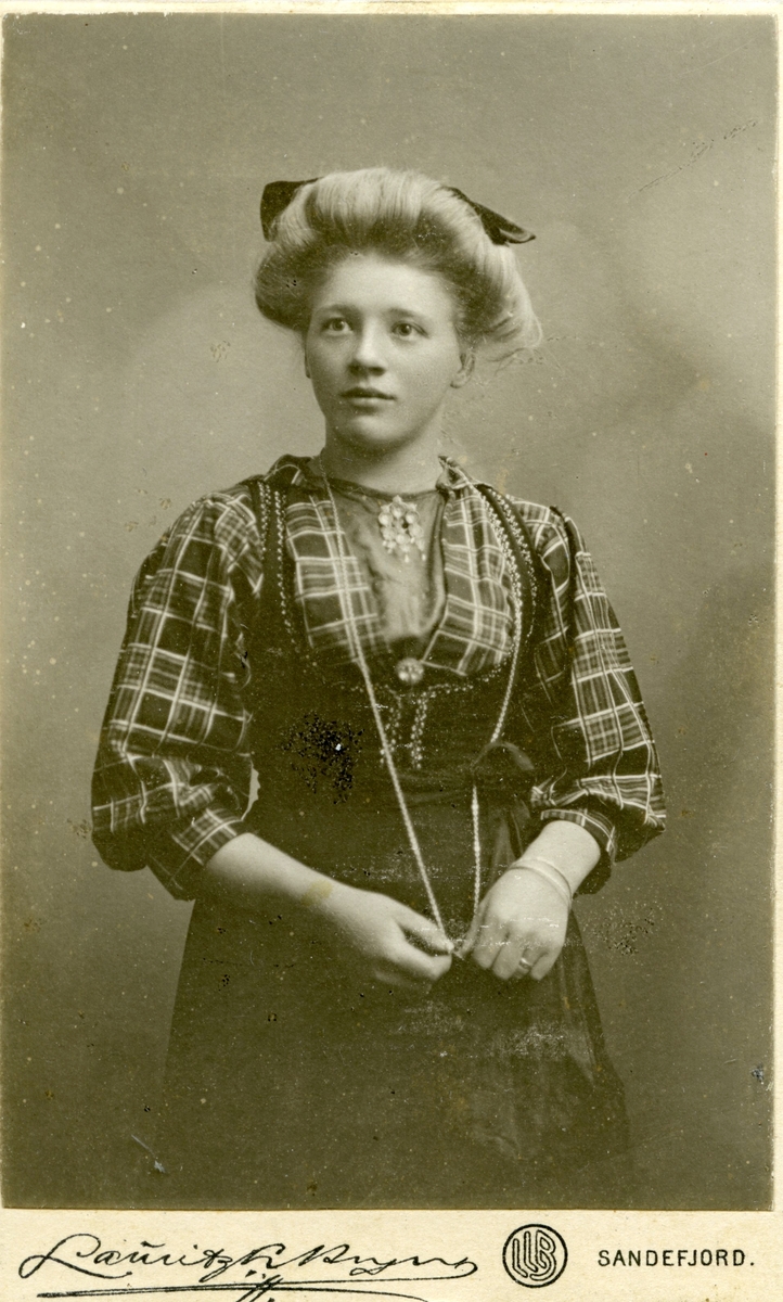 Gunhild A. Heldal i fotoatelier