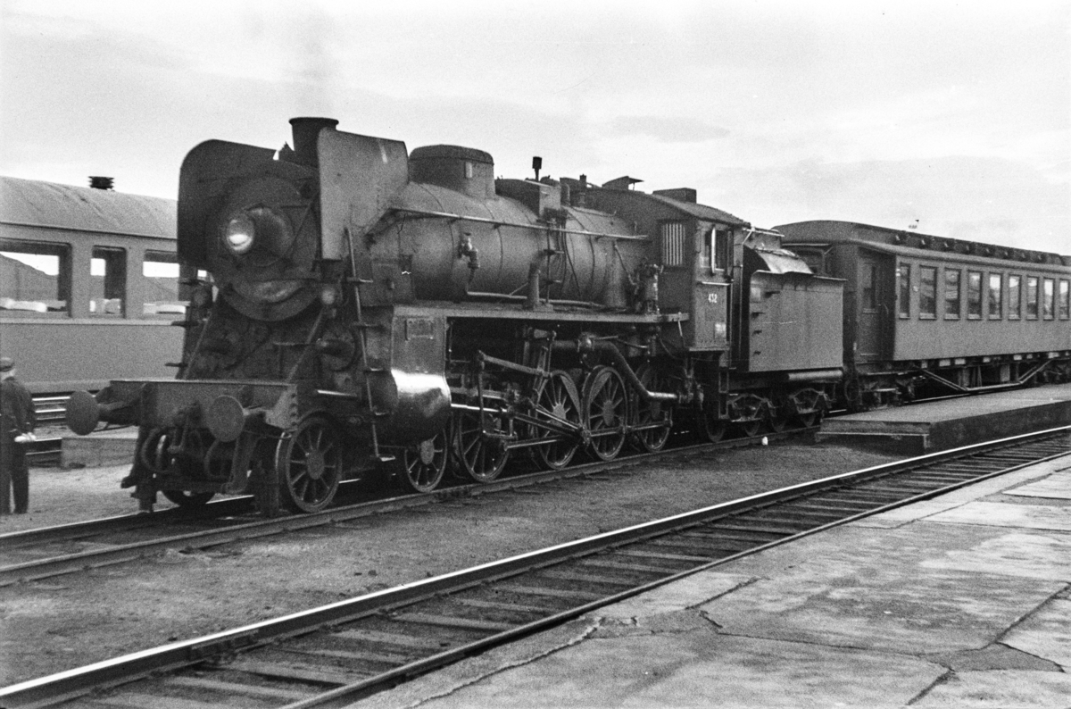 Damplokomotiv type 26c nr. 432 med persontog på Trondheim stasjon.
