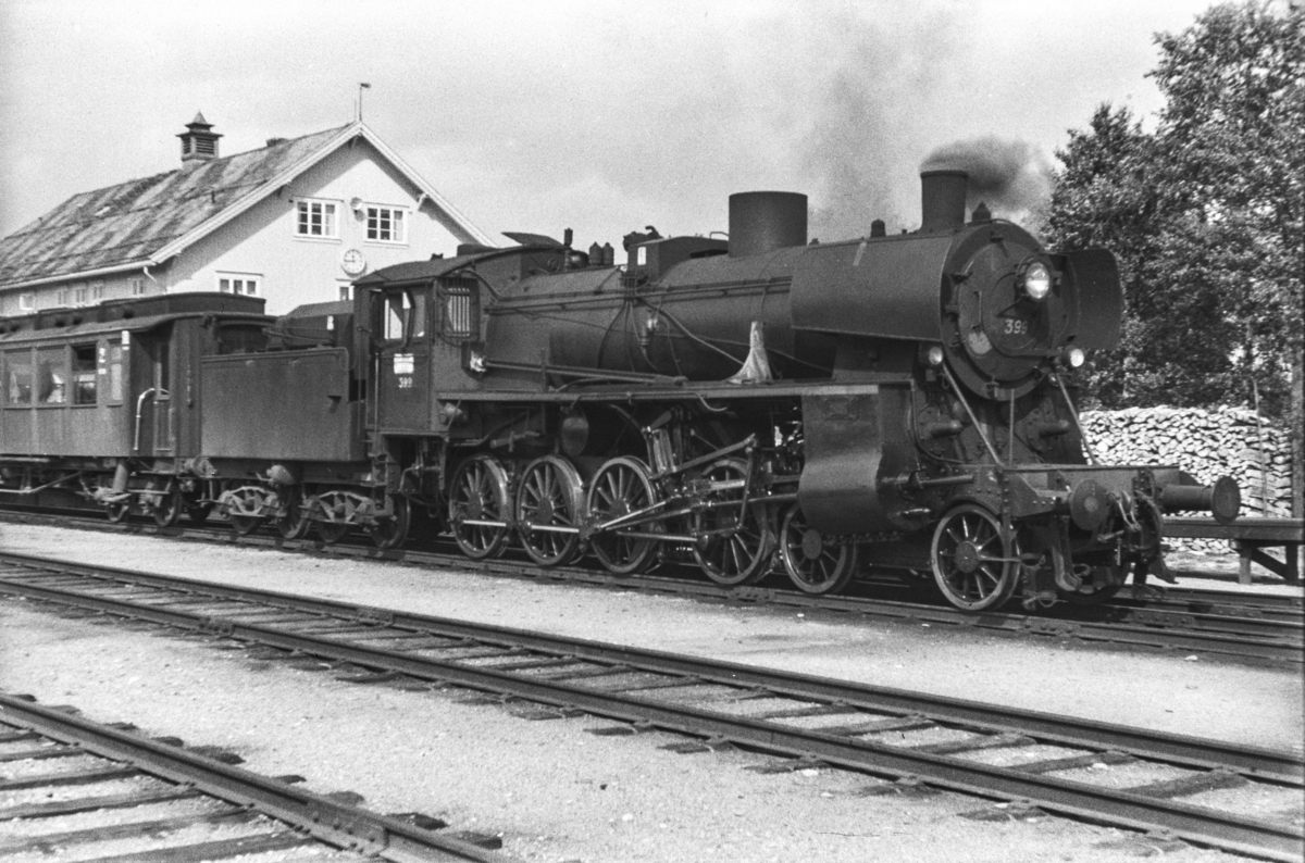 Damplokomotiv type 26c nr. 413 med dagtoget fra Trondheim til Oslo Ø over Røros, tog 302, på Røros stasjon.