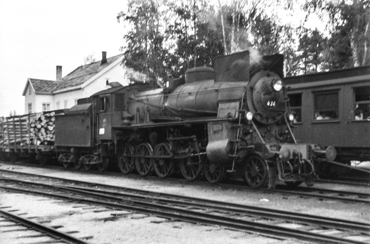 Damplokomotiv type 26c nr. 436 med godstog fra Tynset til Hamar, tog 5292, på Rena stasjon.