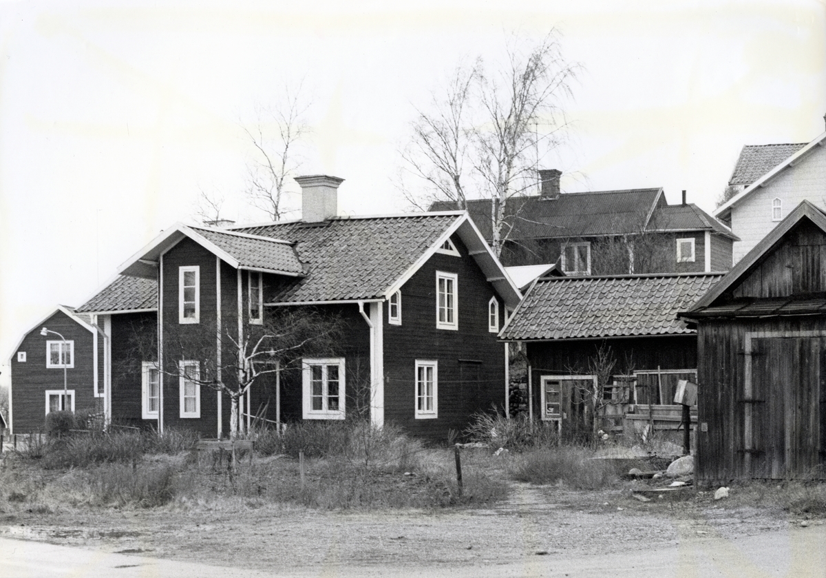 Kolbäck sn, Strömsholm, Borgåsund.
Gårdsbild med bostäder och uthus.